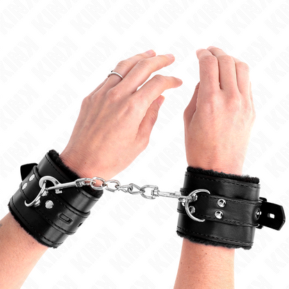 Muñequeras Forradas Con Agujeros Cuadrados Negro Y Correa Negro Ajustable 17-29 Cm X 6 Cm